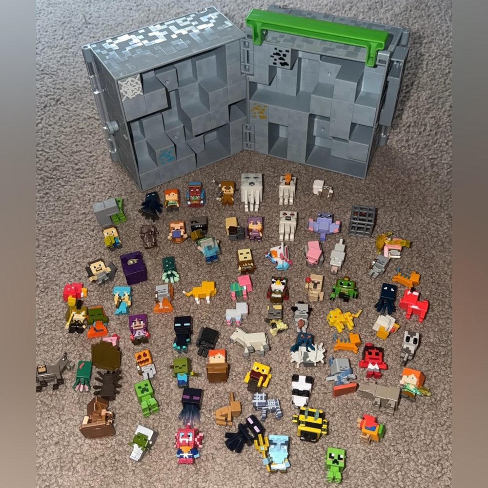Minecraft carrying case & mini figures